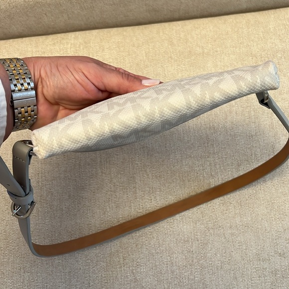 Michael Kors MK Vanilla Signature Logo Belt Wallet
Large Waist Pouch Bag - Picture 9 of 11